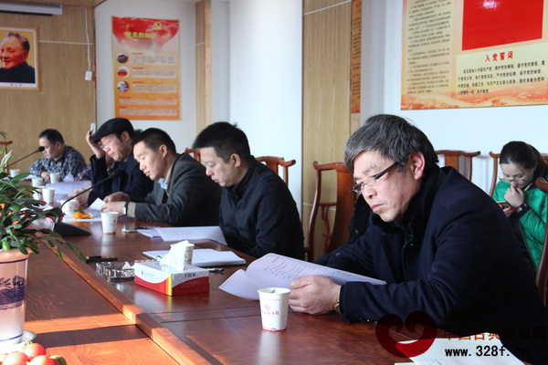 與會(huì)的副會(huì)長認(rèn)真閱讀優(yōu)秀企業(yè)推薦的相關(guān)文件