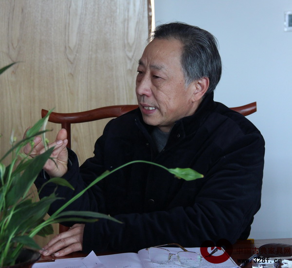 東陽市紅木家具行業(yè)協(xié)會(huì)秘書長曹益民在會(huì)上發(fā)言