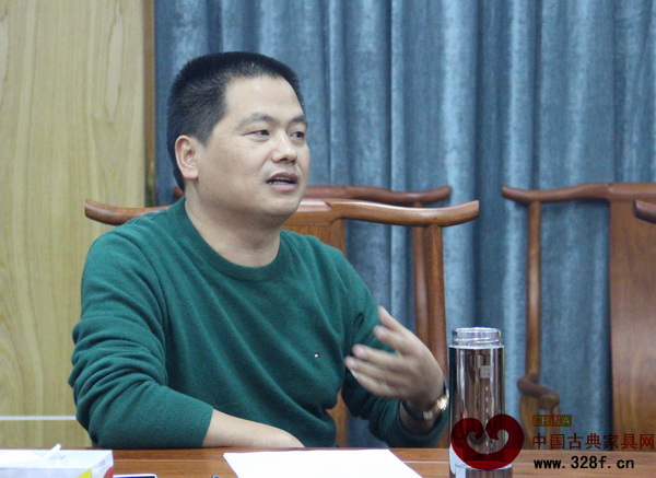 東陽市紅木家具行業(yè)協(xié)會(huì)常務(wù)副會(huì)長、中信紅木董事長李忠信在會(huì)上發(fā)言