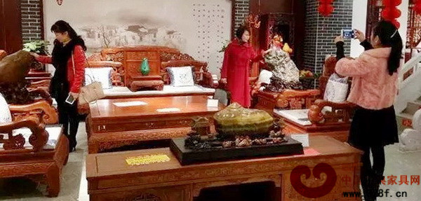 開(kāi)業(yè)當(dāng)天,中港紅木博物館消費(fèi)者絡(luò)繹不絕,大受好評(píng) 開(kāi)業(yè)當(dāng)天,中港紅木博物館消費(fèi)者絡(luò)繹不絕,大受好評(píng)