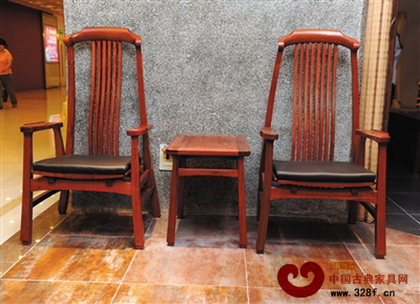 現(xiàn)代皮革材質(zhì)與傳統(tǒng)木材的結(jié)合,讓新中式家具更具獨(dú)特個(gè)性 現(xiàn)代皮革材質(zhì)與傳統(tǒng)木材的結(jié)合,讓新中式家具更具獨(dú)特個(gè)性