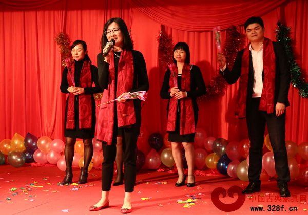 泰和園總經(jīng)理邵潔理帶領(lǐng)銷售部獻唱《真心英雄》 泰和園總經(jīng)理邵潔理帶領(lǐng)銷售部獻唱《真心英雄》