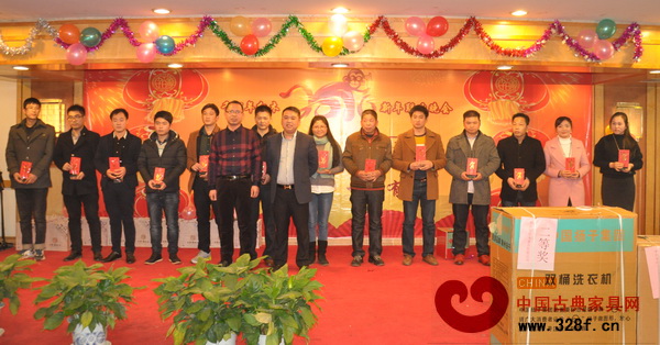 董事長張海鋒與受表彰的2015優(yōu)秀員工合影 董事長張海鋒與受表彰的2015優(yōu)秀員工合影