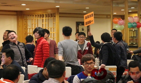 千百年紅木員工們歡聚一堂,熱情高漲 千百年紅木員工們歡聚一堂,熱情高漲