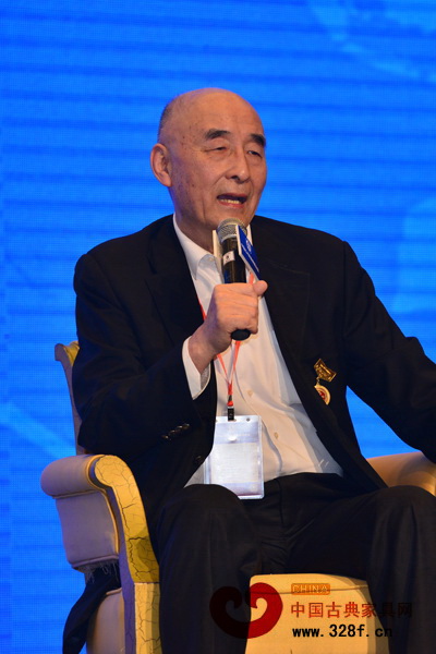 中國傳統(tǒng)工藝大師、深圳泰和園董事長邵湘文在首輪論壇上分享了紅木家具傳承發(fā)展獨到的看法