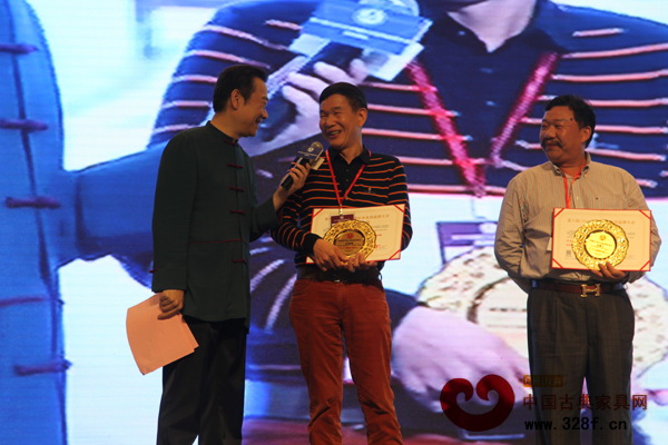 區(qū)氏臻品董事長(zhǎng)區(qū)勝春(中)獲得“中國藝術(shù)紅木家具傳承人”后,接受中央電視臺(tái)知名主持人趙保樂現(xiàn)場(chǎng)采訪 區(qū)氏臻品董事長(zhǎng)區(qū)勝春(中)獲得“中國藝術(shù)紅木家具傳承人”后,接受中央電視臺(tái)知名主持人趙保樂現(xiàn)場(chǎng)采訪