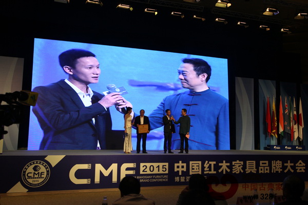 區(qū)氏臻品總經(jīng)理區(qū)錦澤接受中央電視臺(tái)知名主持人趙保樂(右一)現(xiàn)場(chǎng)采訪 區(qū)氏臻品總經(jīng)理區(qū)錦澤接受中央電視臺(tái)知名主持人趙保樂(右一)現(xiàn)場(chǎng)采訪