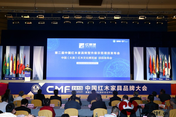 大涌紅博城董事長(zhǎng)林孟禮在發(fā)布會(huì)上作中國(guó)(中山)紅木家具文化博覽會(huì)項(xiàng)目介紹 大涌紅博城董事長(zhǎng)林孟禮在發(fā)布會(huì)上作中國(guó)(中山)紅木家具文化博覽會(huì)項(xiàng)目介紹