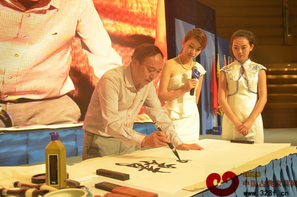 亞太地區(qū)手工藝大師馮文土在全聯(lián)藝術(shù)紅木家具專委會年晚宴現(xiàn)場揮毫潑墨 亞太地區(qū)手工藝大師馮文土在全聯(lián)藝術(shù)紅木家具專委會年晚宴現(xiàn)場揮毫潑墨