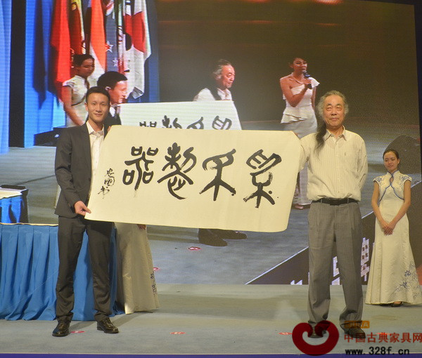 中國明式家具研究所所長濮安國(右)墨寶由中山區(qū)氏臻品總經(jīng)理區(qū)錦澤拍得 中國明式家具研究所所長濮安國(右)墨寶由中山區(qū)氏臻品總經(jīng)理區(qū)錦澤拍得