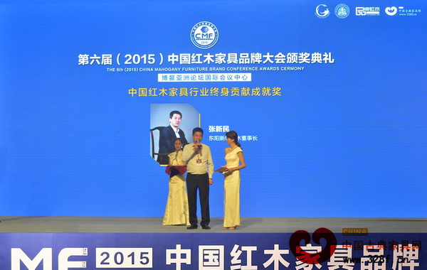 “中國(guó)紅木家具行業(yè)終身貢獻(xiàn)成就獎(jiǎng)”獲獎(jiǎng)?wù)摺獤|陽(yáng)新明紅木董事長(zhǎng)張新民(左)發(fā)表獲獎(jiǎng)感言 “中國(guó)紅木家具行業(yè)終身貢獻(xiàn)成就獎(jiǎng)”獲獎(jiǎng)?wù)摺獤|陽(yáng)新明紅木董事長(zhǎng)張新民(左)發(fā)表獲獎(jiǎng)感言