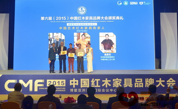 中山區(qū)氏臻品董事長(zhǎng)區(qū)勝春(中)、深圳泰和園董事長(zhǎng)邵湘文(左二)、東陽(yáng)明清居董事長(zhǎng)金彪云(右二)榮獲“中國(guó)藝術(shù)紅木家具傳承人” 中山區(qū)氏臻品董事長(zhǎng)區(qū)勝春(中)、深圳泰和園董事長(zhǎng)邵湘文(左二)、東陽(yáng)明清居董事長(zhǎng)金彪云(右二)榮獲“中國(guó)藝術(shù)紅木家具傳承人”