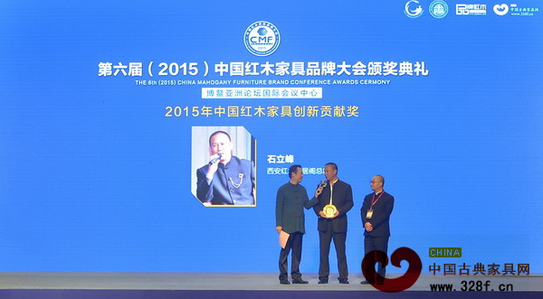 央視知名主持人趙保樂(lè)(左)現(xiàn)場(chǎng)采訪“2015年中國(guó)紅木家具創(chuàng)新貢獻(xiàn)獎(jiǎng)”獲獎(jiǎng)?wù)摺靼布t木雅居閣總裁石立峰 央視知名主持人趙保樂(lè)(左)現(xiàn)場(chǎng)采訪“2015年中國(guó)紅木家具創(chuàng)新貢獻(xiàn)獎(jiǎng)”獲獎(jiǎng)?wù)摺靼布t木雅居閣總裁石立峰