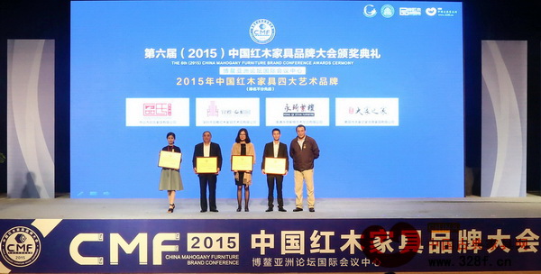 全國(guó)政協(xié)第十一屆副秘書長(zhǎng)、全國(guó)工商聯(lián)第十屆副主席宋北杉(右一)為“2015年中國(guó)紅木家具四大藝術(shù)品牌”獲獎(jiǎng)企業(yè)頒獎(jiǎng)(從左至右分別是:福建大家之家、江蘇南通永琦紫檀藝術(shù)珍品館、深圳泰和園、中山區(qū)氏臻品) 全國(guó)政協(xié)第十一屆副秘書長(zhǎng)、全國(guó)工商聯(lián)第十屆副主席宋北杉(右一)為“2015年中國(guó)紅木家具四大藝術(shù)品牌”獲獎(jiǎng)企業(yè)頒獎(jiǎng)(從左至右分別是:福建大家之家、江蘇南通永琦紫檀藝術(shù)珍品館、深圳泰和園、中山區(qū)氏臻品)