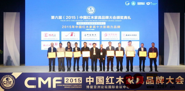 全國(guó)工商聯(lián)民間文物藝術(shù)品商會(huì)名譽(yù)會(huì)長(zhǎng)、原國(guó)家文物局副局長(zhǎng)張柏(左六),中南林業(yè)科技大學(xué)博士生導(dǎo)師胡景初(右六)為“2015年中國(guó)紅木家具十大影響力品牌”獲獎(jiǎng)企業(yè)頒獎(jiǎng)(從左至右分別是:浙江年年紅、東陽(yáng)明清居、東莞戴為紅木、廣州永華紅木、東陽(yáng)明堂紅木、東莞國(guó)壽紅木、東陽(yáng)中信紅木、東陽(yáng)新明紅木、中山波記家具、上海老周紅木) 全國(guó)工商聯(lián)民間文物藝術(shù)品商會(huì)名譽(yù)會(huì)長(zhǎng)、原國(guó)家文物局副局長(zhǎng)張柏(左六),中南林業(yè)科技大學(xué)博士生導(dǎo)師胡景初(右六)為“2015年中國(guó)紅木家具十大影響力品牌”獲獎(jiǎng)企業(yè)頒獎(jiǎng)(從左至右分別是:浙江年年紅、東陽(yáng)明清居、東莞戴為紅木、廣州永華紅木、東陽(yáng)明堂紅木、東莞國(guó)壽紅木、東陽(yáng)中信紅木、東陽(yáng)新明紅木、中山波記家具、上海老周紅木)