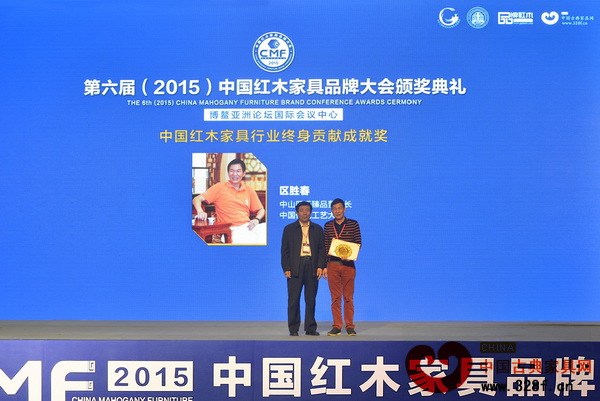 全國工商聯(lián)民間文物藝術(shù)品商會(huì)名譽(yù)會(huì)長、原國家文物局副局長張柏為“中國紅木家具行業(yè)貢獻(xiàn)終身成就獎(jiǎng)”獲獎(jiǎng)?wù)邊^(qū)勝春頒獎(jiǎng) 全國工商聯(lián)民間文物藝術(shù)品商會(huì)名譽(yù)會(huì)長、原國家文物局副局長張柏為“中國紅木家具行業(yè)貢獻(xiàn)終身成就獎(jiǎng)”獲獎(jiǎng)?wù)邊^(qū)勝春頒獎(jiǎng)