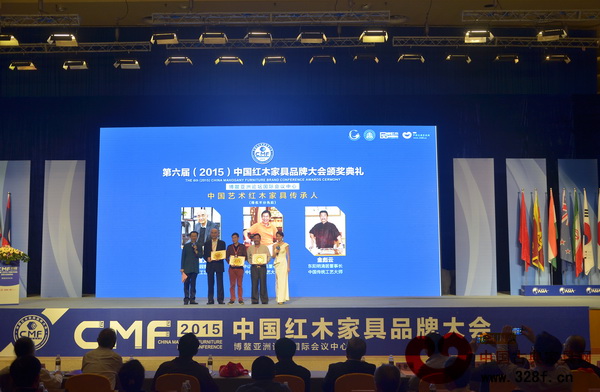 “中國藝術(shù)紅木家具傳承人”獲獎(jiǎng)個(gè)人上臺(tái)接受頒獎(jiǎng)(從左至右分別是:邵湘文、區(qū)勝春、金彪云) “中國藝術(shù)紅木家具傳承人”獲獎(jiǎng)個(gè)人上臺(tái)接受頒獎(jiǎng)(從左至右分別是:邵湘文、區(qū)勝春、金彪云)