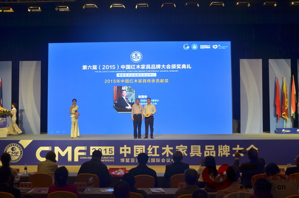 原故宮博物院文??萍疾恐魅尾莒o樓為“2015年中國紅木家具傳承貢獻(xiàn)獎(jiǎng)”獲獎(jiǎng)?wù)哧悋鴫郏ㄆ髽I(yè)代表代領(lǐng))頒獎(jiǎng) 原故宮博物院文保科技部主任曹靜樓為“2015年中國紅木家具傳承貢獻(xiàn)獎(jiǎng)”獲獎(jiǎng)?wù)哧悋鴫郏ㄆ髽I(yè)代表代領(lǐng))頒獎(jiǎng)