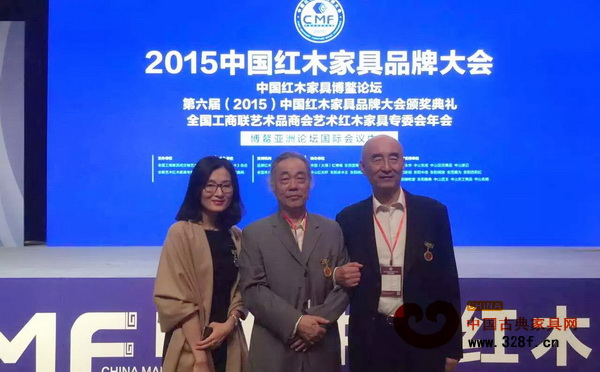 泰和園董事長(zhǎng)邵湘文(右)與中國(guó)明式家具研究所所長(zhǎng)濮安國(guó)(中)等在博鰲亞洲論壇國(guó)際會(huì)議中心合影留念 泰和園董事長(zhǎng)邵湘文(右)與中國(guó)明式家具研究所所長(zhǎng)濮安國(guó)(中)等在博鰲亞洲論壇國(guó)際會(huì)議中心合影留念