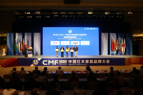 全國政協(xié)第十一屆副秘書長、全國工商聯(lián)第十屆副主席宋北杉為“2015年中國紅木家具四大藝術(shù)品牌”獲獎(jiǎng)企業(yè)頒獎(jiǎng)(從左至右分別是:福建大家之家、江蘇南通永琦紫檀館、深圳泰和園、中山區(qū)氏臻品) 全國政協(xié)第十一屆副秘書長、全國工商聯(lián)第十屆副主席宋北杉為“2015年中國紅木家具四大藝術(shù)品牌”獲獎(jiǎng)企業(yè)頒獎(jiǎng)(從左至右分別是:福建大家之家、江蘇南通永琦紫檀館、深圳泰和園、中山區(qū)氏臻品)