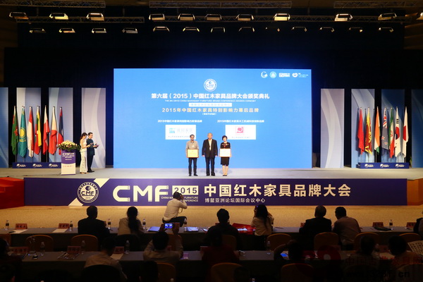 全國工商聯(lián)民間藝術(shù)品商會(huì)副秘書長安志躍為“2015年中國紅木家具特別影響力幕后品牌”獲獎(jiǎng)企業(yè)頒獎(jiǎng)(從左至右分別是:中山佳能木工機(jī)械、中山瑞昇家居) 全國工商聯(lián)民間藝術(shù)品商會(huì)副秘書長安志躍為“2015年中國紅木家具特別影響力幕后品牌”獲獎(jiǎng)企業(yè)頒獎(jiǎng)(從左至右分別是:中山佳能木工機(jī)械、中山瑞昇家居)