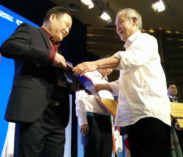 古典家具傳承工藝大師王秀林為雅典紅木董事長包海深頒牌 古典家具傳承工藝大師王秀林為雅典紅木董事長包海深頒牌