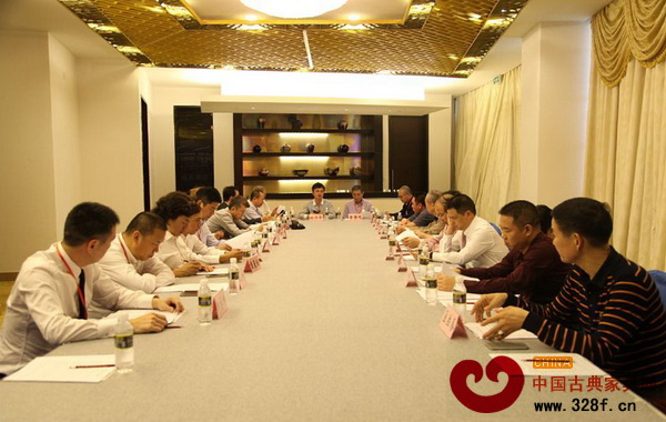 全聯(lián)藝術(shù)紅木家具專委會首屆主席團、顧問團成員一次工作會議現(xiàn)場 全聯(lián)藝術(shù)紅木家具專委會首屆主席團、顧問團成員一次工作會議現(xiàn)場
