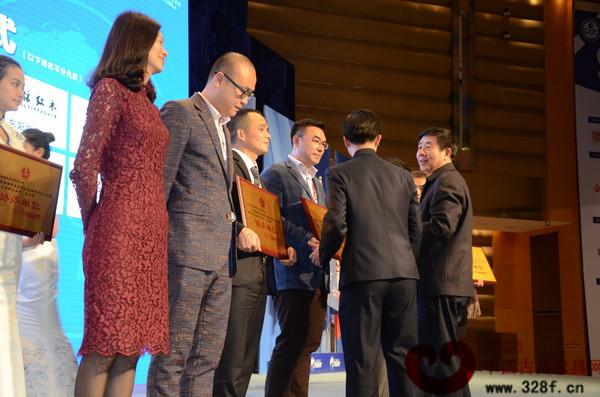 全國(guó)工商聯(lián)民間文物藝術(shù)品商會(huì)名譽(yù)會(huì)長(zhǎng)、原國(guó)家文物局副局長(zhǎng)張柏為國(guó)壽紅木頒發(fā)協(xié)辦單位榮譽(yù)牌匾 全國(guó)工商聯(lián)民間文物藝術(shù)品商會(huì)名譽(yù)會(huì)長(zhǎng)、原國(guó)家文物局副局長(zhǎng)張柏為國(guó)壽紅木頒發(fā)協(xié)辦單位榮譽(yù)牌匾