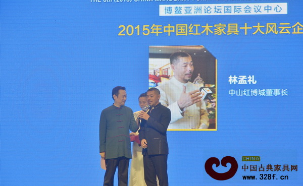 央視知名主持人趙保樂(左)現(xiàn)場采訪紅博城董事長林孟禮 央視知名主持人趙保樂(左)現(xiàn)場采訪紅博城董事長林孟禮