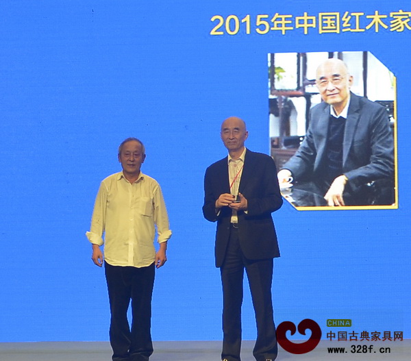 古典家具傳承工藝大師王秀林(左)為深圳泰和園董事長邵湘文頒獎 古典家具傳承工藝大師王秀林(左)為深圳泰和園董事長邵湘文頒獎