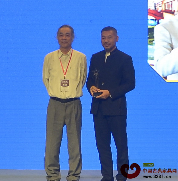 中國明式家具研究所所長濮安國(左)為大涌紅博城董事長林孟禮頒獎 中國明式家具研究所所長濮安國(左)為大涌紅博城董事長林孟禮頒獎