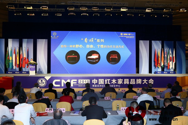 雅仕軒紅木總經(jīng)理陳君借“香頌”發(fā)布，詮釋“永恒匠心 當(dāng)代中式”的主題