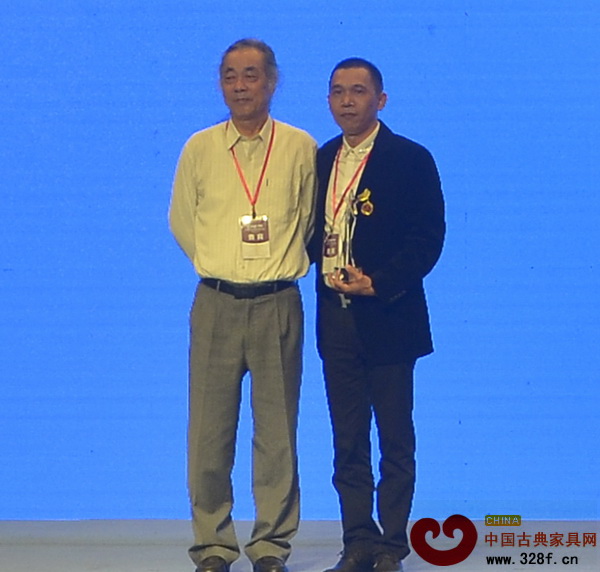 中國明式家具研究所所長濮安國(左)為中山波記家具董事長伍建波頒獎 中國明式家具研究所所長濮安國(左)為中山波記家具董事長伍建波頒獎