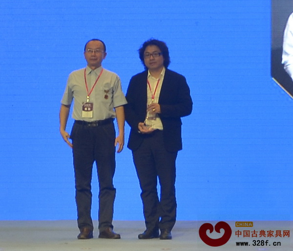 故宮博物院副研究員周京南(左)為東莞戴為紅木總裁戴愛國頒獎 故宮博物院副研究員周京南(左)為東莞戴為紅木總裁戴愛國頒獎