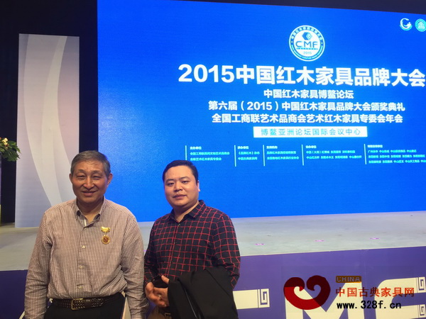 名揚(yáng)紅木董事長(zhǎng)楊威(右)與原故宮博物院文??萍疾恐魅尾莒o樓在博鰲亞洲論壇國(guó)際會(huì)議中心合影 名揚(yáng)紅木董事長(zhǎng)楊威(右)與原故宮博物院文保科技部主任曹靜樓在博鰲亞洲論壇國(guó)際會(huì)議中心合影
