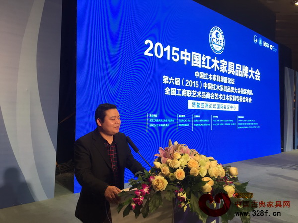 名揚(yáng)紅木董事長(zhǎng)楊威在海南博鰲亞洲論壇國(guó)際會(huì)議中心會(huì)場(chǎng)留念 名揚(yáng)紅木董事長(zhǎng)楊威在海南博鰲亞洲論壇國(guó)際會(huì)議中心會(huì)場(chǎng)留念