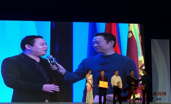 名揚(yáng)紅木董事長(zhǎng)楊威(右二)接受中央電視臺(tái)主持人趙保樂(lè)采訪 名揚(yáng)紅木董事長(zhǎng)楊威(右二)接受中央電視臺(tái)主持人趙保樂(lè)采訪