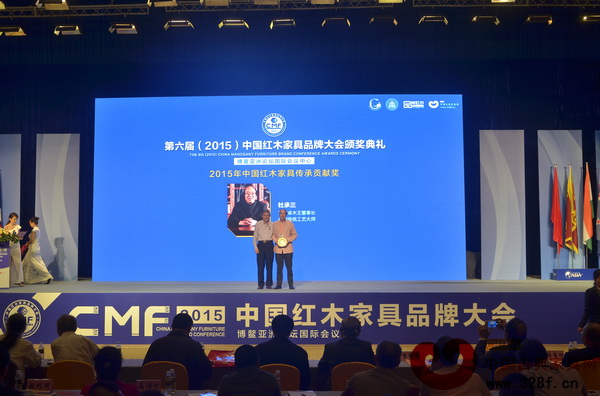 中國(guó)傳統(tǒng)工藝大師、卓木王紅木董事長(zhǎng)杜承三榮獲“2015年中國(guó)紅木家具傳承貢獻(xiàn)獎(jiǎng)” 中國(guó)傳統(tǒng)工藝大師、卓木王紅木董事長(zhǎng)杜承三榮獲“2015年中國(guó)紅木家具傳承貢獻(xiàn)獎(jiǎng)”