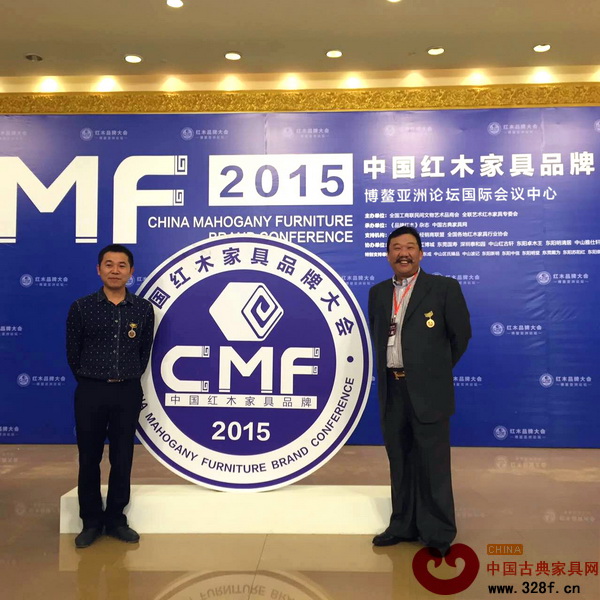 富雅紅木董事長(zhǎng)蔣國(guó)生與中國(guó)傳統(tǒng)工藝大師金彪云在品牌大會(huì)上合影 富雅紅木董事長(zhǎng)蔣國(guó)生與中國(guó)傳統(tǒng)工藝大師金彪云在品牌大會(huì)上合影