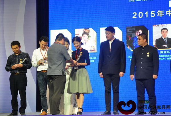 東北林業(yè)大學(xué)明清家具研究所所長牛曉霆為“2015年中國紅木家具杰出青年企業(yè)家”獲得者林銳群頒獎(jiǎng)(由企業(yè)代表代領(lǐng)) 東北林業(yè)大學(xué)明清家具研究所所長牛曉霆為“2015年中國紅木家具杰出青年企業(yè)家”獲得者林銳群頒獎(jiǎng)(由企業(yè)代表代領(lǐng))