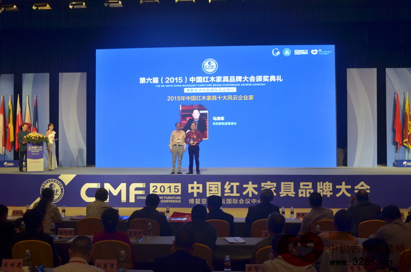 御乾堂董事長馬海軍榮獲“2015年中國紅木家具行業(yè)十大風(fēng)云企業(yè)家” 御乾堂董事長馬海軍榮獲“2015年中國紅木家具行業(yè)十大風(fēng)云企業(yè)家”