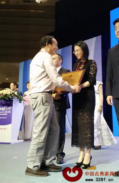 亞太地區(qū)手工藝大師、中國工藝美術(shù)大師馮文土(左一)為國祥紅木總經(jīng)理黃玉萍(右一)頒獎(jiǎng) 亞太地區(qū)手工藝大師、中國工藝美術(shù)大師馮文土(左一)為國祥紅木總經(jīng)理黃玉萍(右一)頒獎(jiǎng)
