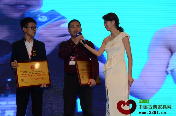 在頒獎(jiǎng)過程中老周紅木董事長周仲堅(jiān)接受主持人采訪,介紹了企業(yè)2016年品牌發(fā)展戰(zhàn)略 在頒獎(jiǎng)過程中老周紅木董事長周仲堅(jiān)接受主持人采訪,介紹了企業(yè)2016年品牌發(fā)展戰(zhàn)略