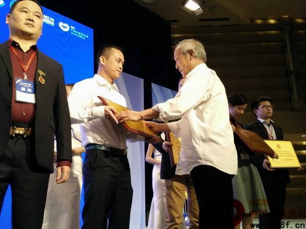 古典家具傳承工藝大師王秀林為天工雋品董事長林子昌頒發(fā)“2015年中國紅木家具十大創(chuàng)新力品牌”獎項 古典家具傳承工藝大師王秀林為天工雋品董事長林子昌頒發(fā)“2015年中國紅木家具十大創(chuàng)新力品牌”獎項