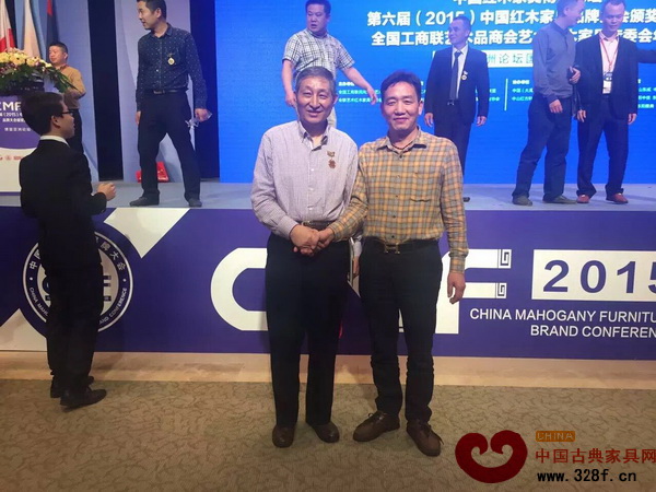 集古韻今總經(jīng)理陳新平(右)與原故宮博物院文??萍疾恐魅尾莒o樓在博鰲亞洲論壇國(guó)際會(huì)議中心會(huì)場(chǎng)內(nèi)合影留念 集古韻今總經(jīng)理陳新平(右)與原故宮博物院文??萍疾恐魅尾莒o樓在博鰲亞洲論壇國(guó)際會(huì)議中心會(huì)場(chǎng)內(nèi)合影留念