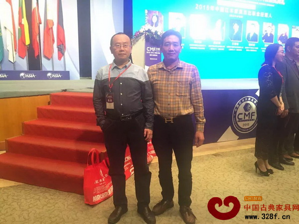集古韻今總經(jīng)理陳新平(右)與故宮博物院副研究員周京南在博鰲亞洲論壇國(guó)際會(huì)議中心會(huì)場(chǎng)內(nèi)合影 集古韻今總經(jīng)理陳新平(右)與故宮博物院副研究員周京南在博鰲亞洲論壇國(guó)際會(huì)議中心會(huì)場(chǎng)內(nèi)合影