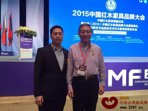 大匯堂總經(jīng)理胡春龍(左)與原故宮博物院文??萍疾恐魅尾莒o樓在博鰲亞洲論壇國際會議中心會場內(nèi)合影留念 大匯堂總經(jīng)理胡春龍(左)與原故宮博物院文??萍疾恐魅尾莒o樓在博鰲亞洲論壇國際會議中心會場內(nèi)合影留念