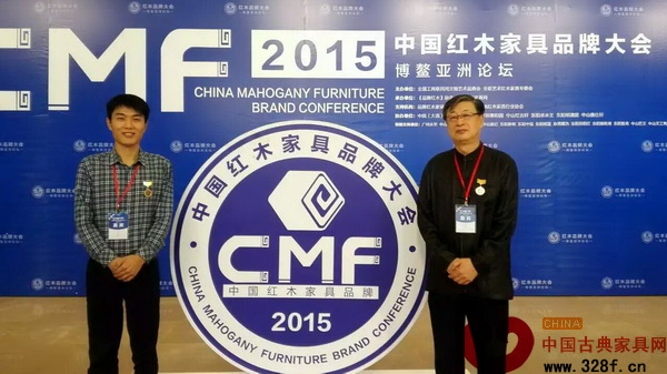 富雅紅木樓總經(jīng)理劉瑞謙（右）、招商部經(jīng)理明傳生(左）在2015中國紅木家具品牌大會簽到處留影
