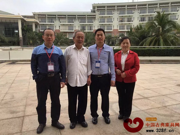 大匯堂總經(jīng)理胡春龍(右二)與故宮博物院副研究員周京南(左一)、原故宮家具修復(fù)專家王秀林(左二)、明清家具鑒賞專家馬清竹(右一)在博鰲亞洲論壇國際會議中心會場外合影 大匯堂總經(jīng)理胡春龍(右二)與故宮博物院副研究員周京南(左一)、原故宮家具修復(fù)專家王秀林(左二)、明清家具鑒賞專家馬清竹(右一)在博鰲亞洲論壇國際會議中心會場外合影