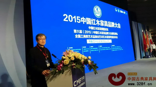 濟南富雅紅木樓總經(jīng)理劉瑞謙在會場拍照留念